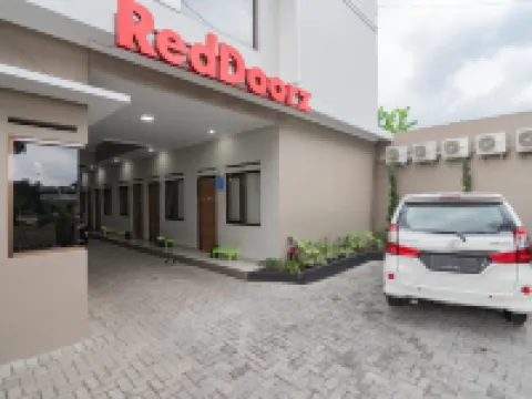 RedDoorz Syariah @ Boemi Guesthouse Tasikmalaya Hotels in Cihideung