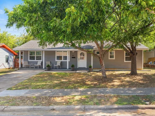 Charming & Centrally Located, mins. from DFW, 6 Flags & ATT Stadium