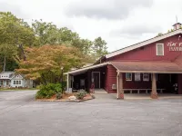 Cozy Cottage within walking distance to all that Historic Flat Rock has to offer Hotéis em Flat Rock