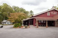 Cozy Cottage within walking distance to all that Historic Flat Rock has to offer
