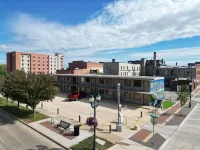 Lindell - Updated Downtown Studio - One Block From Main Street - King Bed!