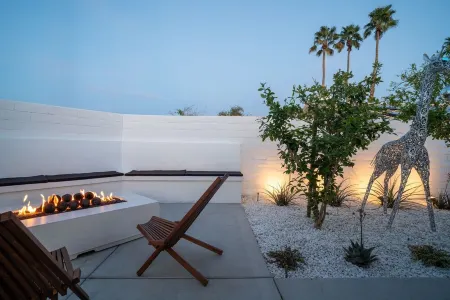 5Bd Desert Oasis Sleeps 13. Cold Plunge, Heated Pool, Jacuzzi, Games, +Amenites