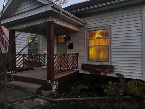 Charming 3-bedroom Craftsman house in delightful Willow Springs, MO