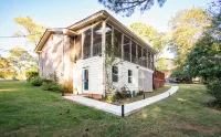 Stone Mountain retreat w/ private entry, rustic charm & near local sights! Hotels near Hambrick Square