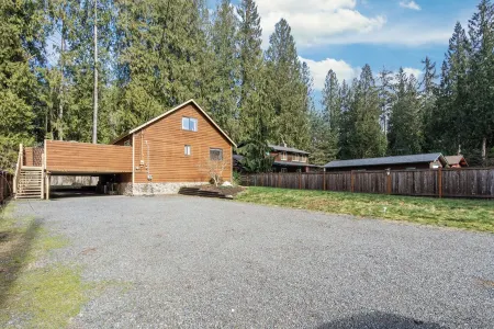 Riverfront w/Cedar Hot tub, Sauna, Movie Theatre