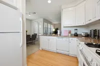 Cozy 2-bedroom apartment 7 min from Disneyland! Free parking and pool!