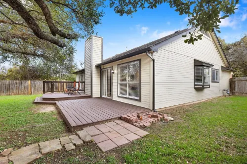 3-Bedroom House with Large Backyard and Deck, Hot Tub, Cold Plunge, Near Austin