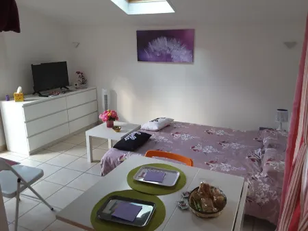 CALM STUDIO IN A GREEN SETTING