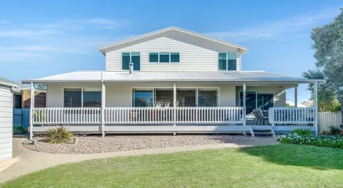 Spacious family house less than 1min walk to Middleton's favourite Surfers Beach Hotels in Middleton