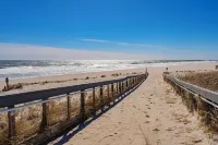 Charming 3-Bedroom House 2 Blocks to the Beach, 6 Beach Badges, and Parking