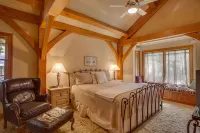 Snowgrass Lodge - Luxury timber lodge, riverfront, mountain views, hot tub