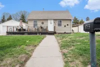 Charming 2-bedroom bungalow in lovely West Council Bluffs with WiFi, AC Kanesville Tabernacle附近的飯店