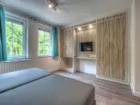 Luxurious Stately Villa with 3 Bathrooms, 1km from the Beach Hotels in Koudekerke