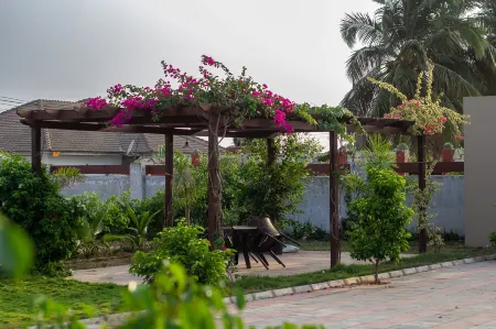 Afua Oparebea Courts Отели в г. Prampram