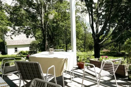 Hickory Hill House: a country retreat, lovely gardens, trails, boats & tennis.