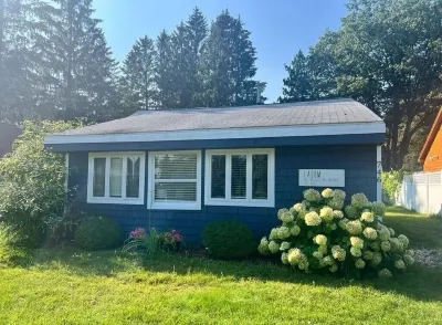 Embrace Year-Round Adventure at our Charming Lake Cottage!