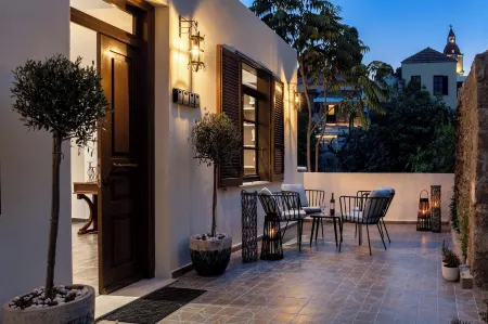 Alegrand Suites Отели рядом с достопримечательностью «Anthony Quinn Bay»