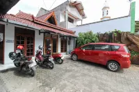 RedDoorz Plus Near Alun Alun Selatan - Pensionat