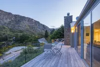 Riverview Retreat Holiday Home by MajorDomo