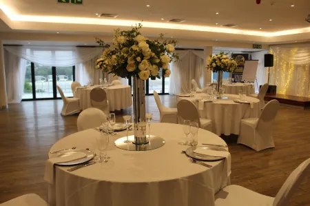 Blue Lagoon Hotel and Conference Centre Отели в г. Gonubie