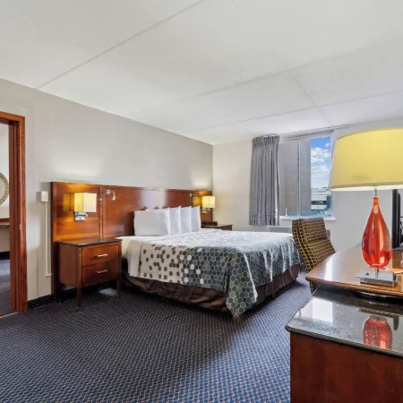 Econo Lodge Inn & Suites