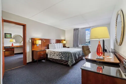 Econo Lodge Inn & Suites - Gym