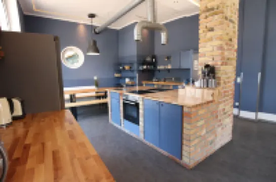 ブルー ドアーズ ホステル KTV