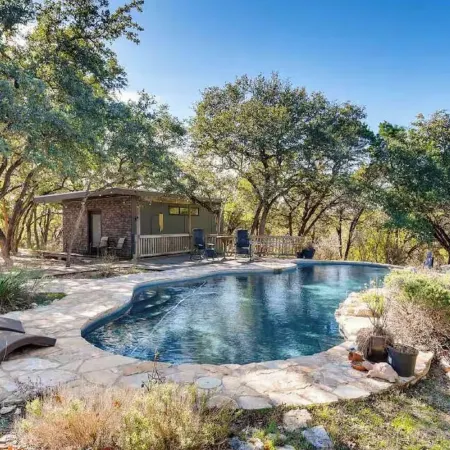 Cozy Modern Cabin wt Pool, Hot Tub, Fire pit and Goats, Alpacas, Chickens & Emus