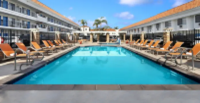 トロピカーナ イン アンド スイーツ ビビディ・バビディ・ブティック周辺のホテル