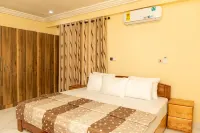 Spacious & Outstanding 3-Bed Furnished Apartment Hotels near The Qodesh