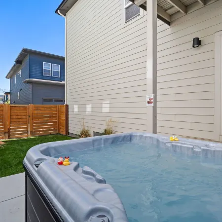 Steps from River & Old Town - Hot Tub & King Bd