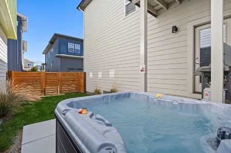 Steps from River & Old Town - Hot Tub & King Bd