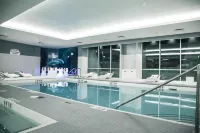 Renaissance Edmonton Airport Hotel - Pools