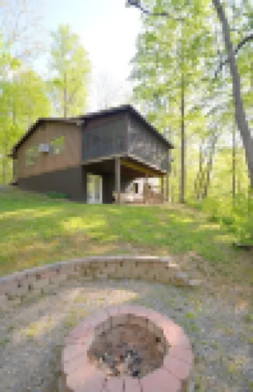 Chesnutt Cabin在Cacapon河上