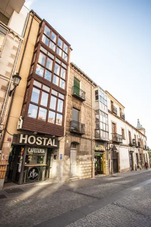 Hostal Caballeros Отели рядом с достопримечательностью «Monasterio de San Juan de Duero»