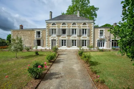 Family home in a wooded park with swimming pool near Futuroscope
