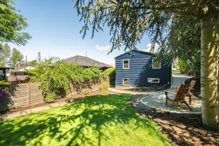 Family-friendly 2 bed home with yard in West Seattle Отели рядом с достопримечательностью «Алки Пойнт Лайтхаус»