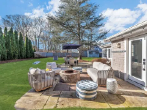The Cape Codder: Large Yard, Steps to Town & Beach Hotels in Harwich
