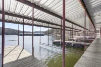 Lake Access and Cozy Outdoor Deck - Charming Retreat Hotels in Kimberling City