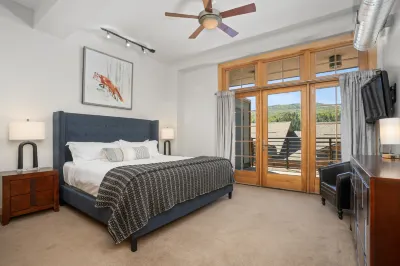 Spacious Luxury Condo with Mountain Views - Chic Urban Retreat Hotels in Downtown Steamboat Springs