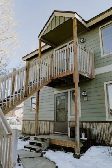 Stylish Fraser Condo - walk to shuttle & town!