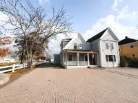 Water Access 5-Bed 2-Bath Retreat Hotels in Hyannis