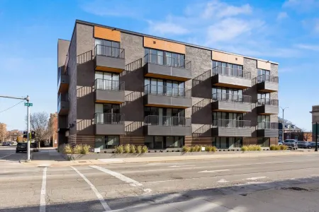 Modern 2 Bed in the Heart of Downtown Bloomington Отели в г. Блумингтон