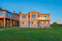 Luxe oceanfront home with decks, grill, fireplace, gourmet kitchen, & fast WiFi