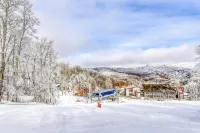 Perfectly located mountain condo w/ balcony views and a stone fireplace Hotels in Sugar Mountain