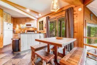 Mountainside house with ski slope access and gas fireplace Hotels in Sugar Mountain