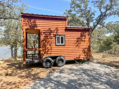 Lakefront Relaxation with Stunning Views - Enchanting Glamping Escape
