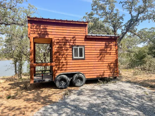 Lakefront Relaxation with Stunning Views - Enchanting Glamping Escape