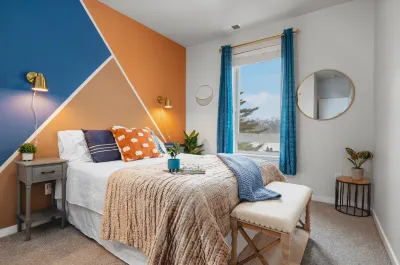 *New* Great Escape 404: 2Br Condo Near Downtown and Bay