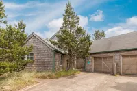 Cozy Haven - Gas Fireplace, Beach Access, Bikes